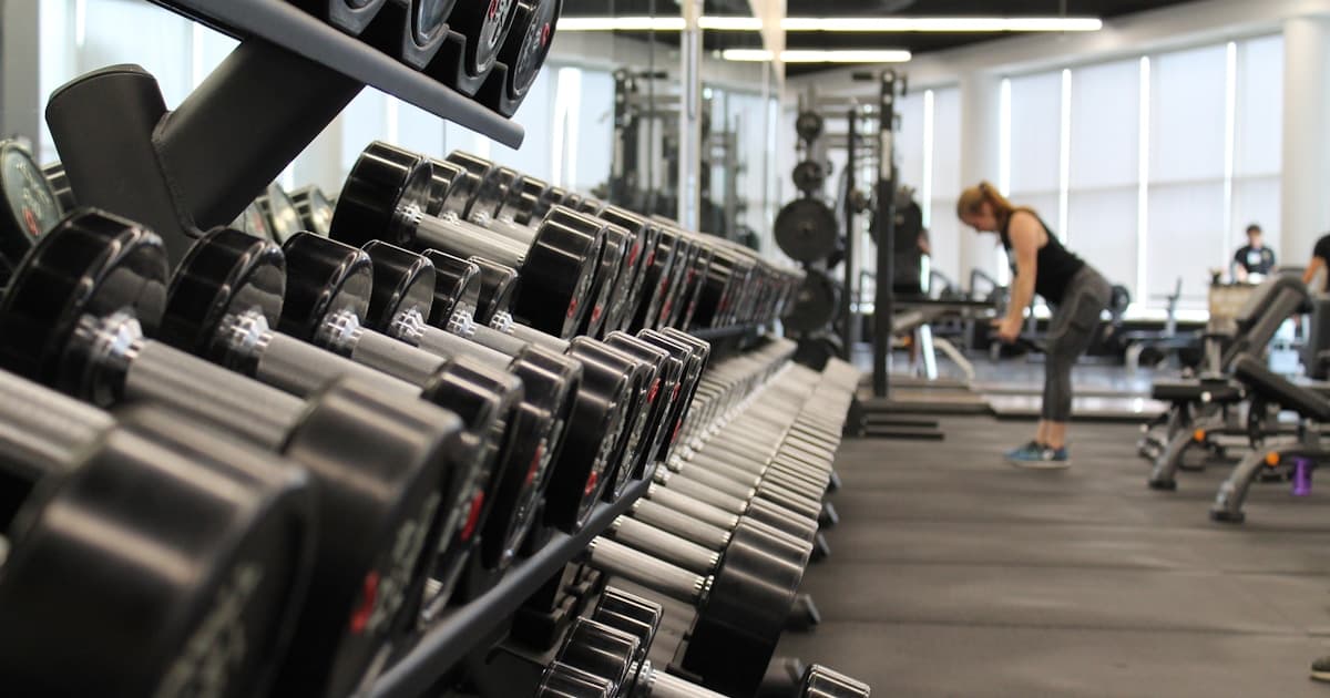 Man lifting weights to preserve muscle during a fat loss phase